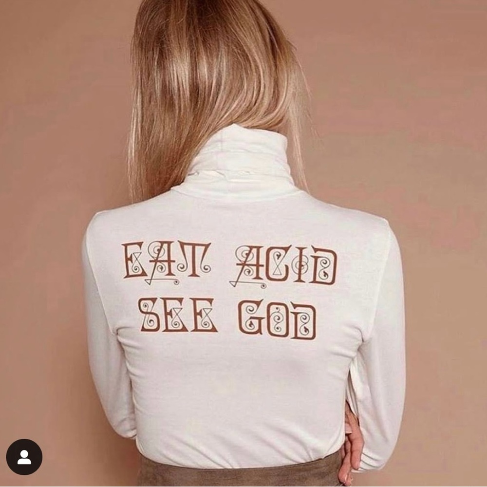 Long Sleeve Graphic Turtleneck Top in White - Picture 5 of 5